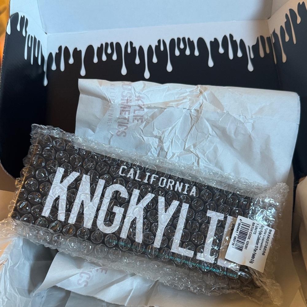 KNG_Kylie Cosmetics Eyeshadow Palette - California Collection